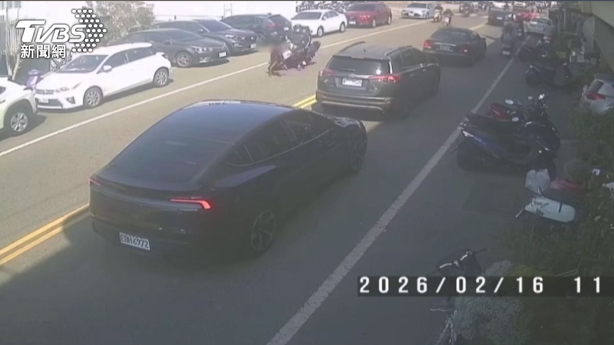 男童衝馬路害機車摔車 女顧客好心幫忙控遭家長罵。(圖/TVBS)
