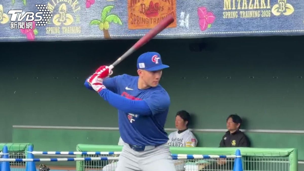 費仔加入經典賽集訓後，3號首度實戰練習，首打席就敲安。（圖／TVBS）