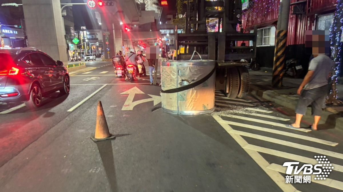 5噸重的鋼捲鬆動墜落地。（圖／TVBS）