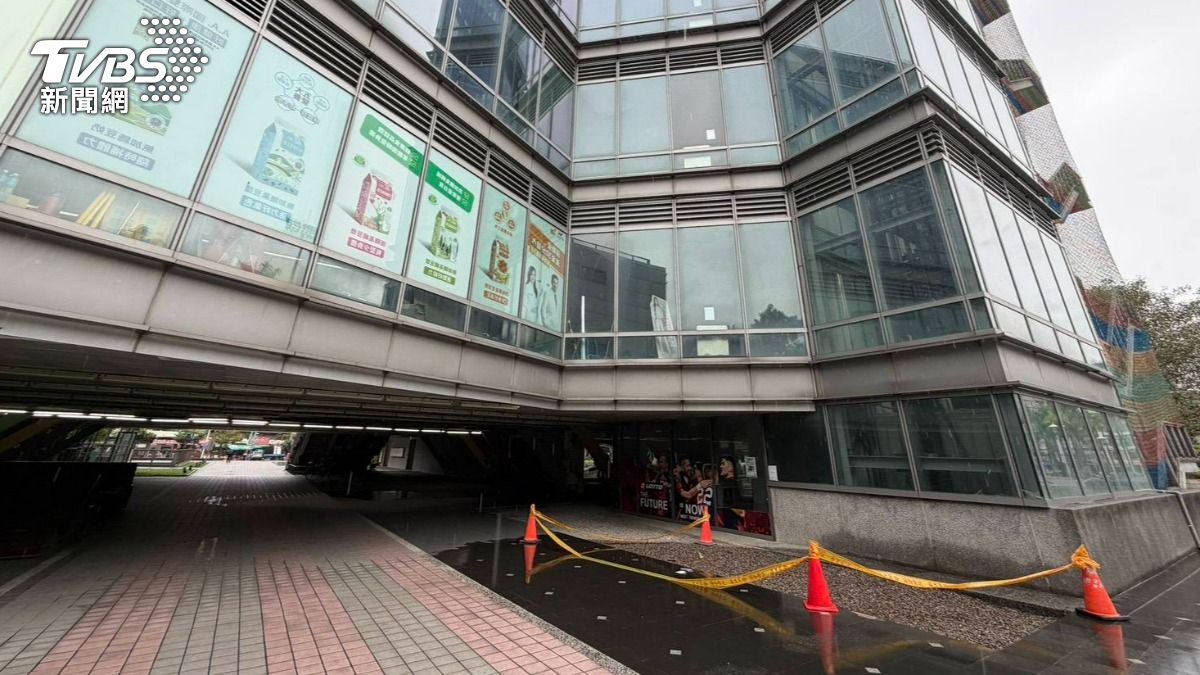 新北市新莊國民運動中心稍早傳出墜樓意外。（圖／TVBS）
