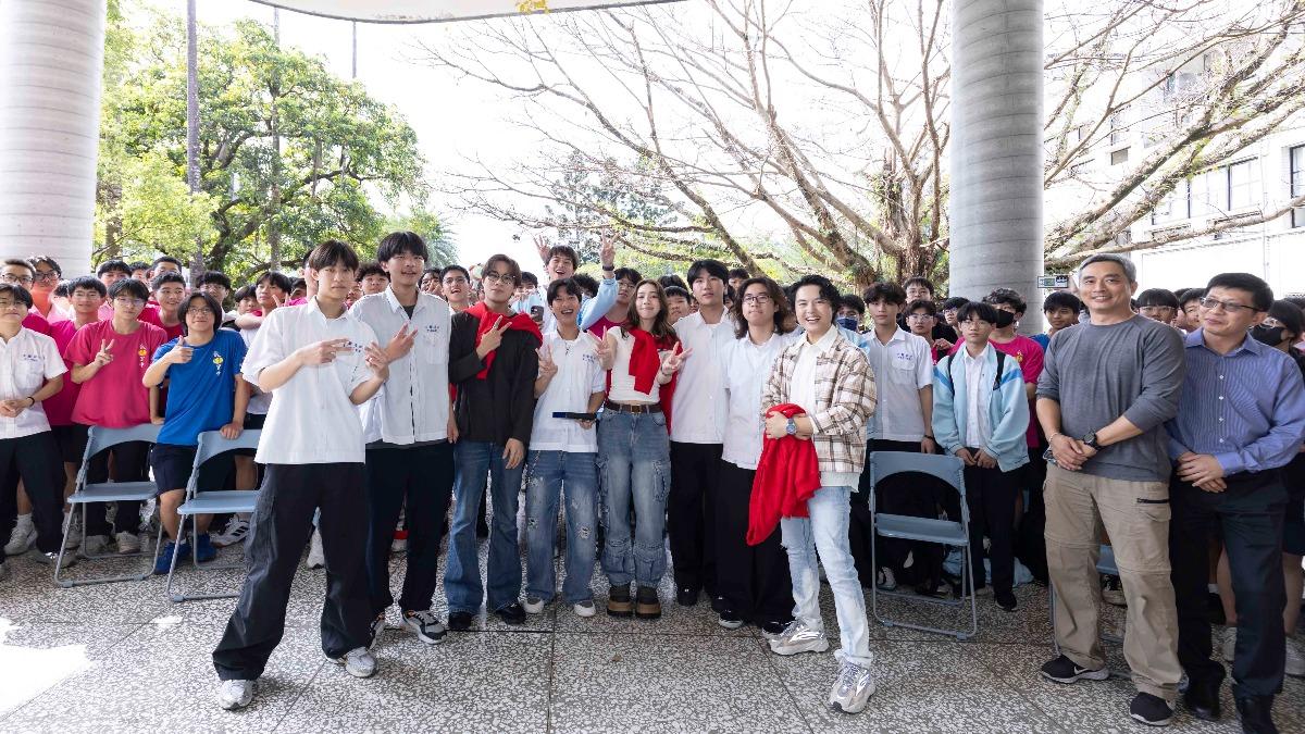 告五人與熱音社合唱〈你要不要吃哈密瓜〉。(圖/相信音樂提供)
