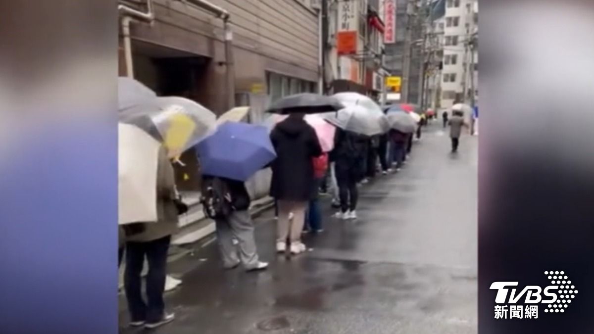 百位球迷搶排東京限定版TEAM TAIWAN帽T。(圖片來源/chinlun319)