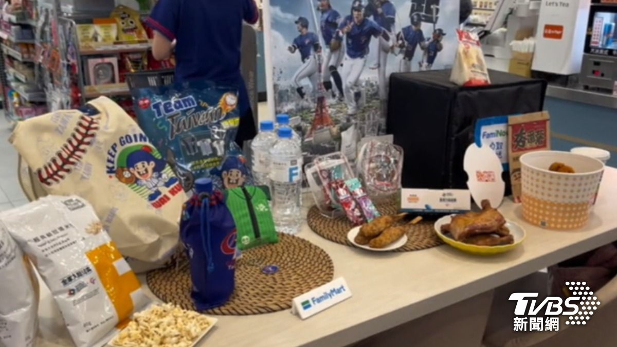 全家集結應援美食和炸雞桶,包裝滿滿棒球元素,並打造吸睛小物。(圖/TVBS)