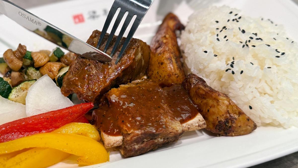 梁社漢排骨推牛小排飯。(圖/業者提供)