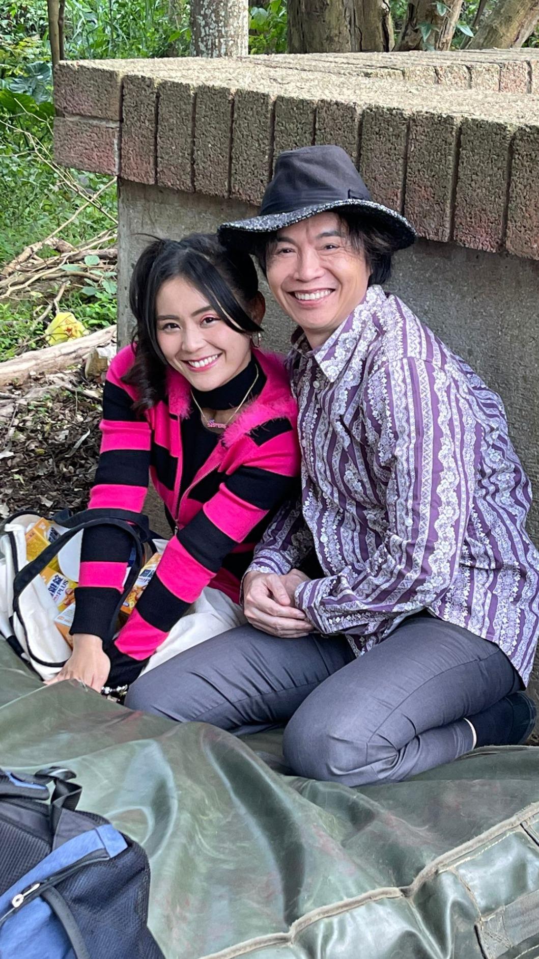 方琦（左）很感謝吳鈴山細心陪對戲。（圖／民視提供）