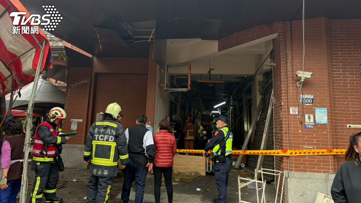 台中建國市場瓦斯氣爆,年貨大街竄濃煙。(圖/林冠丞攝)