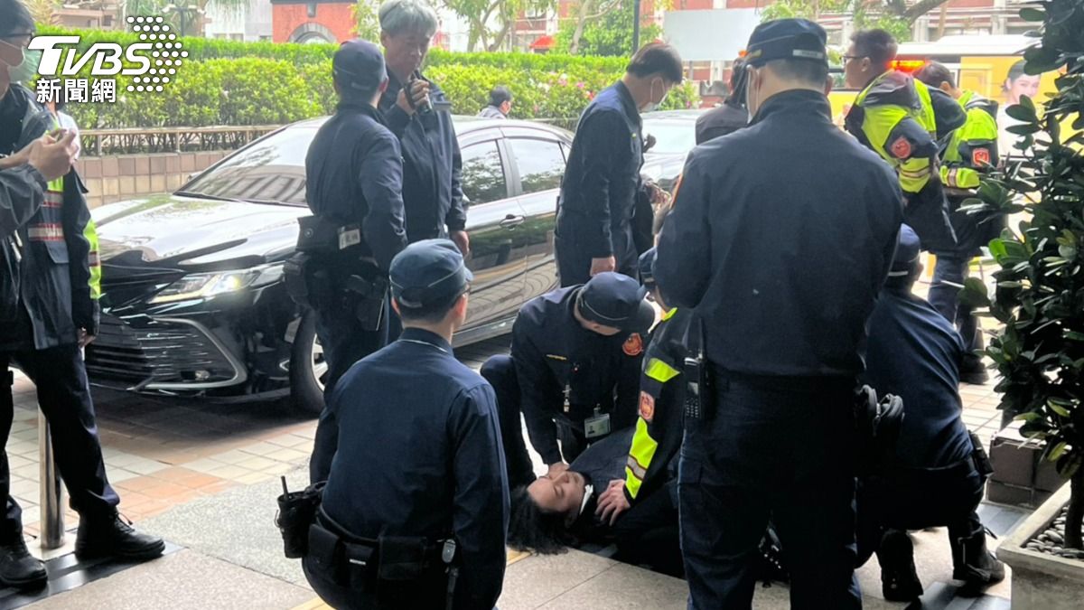 卓榮泰台美關稅專報ing 長髮男「疑酒醉」闖立法院被制伏