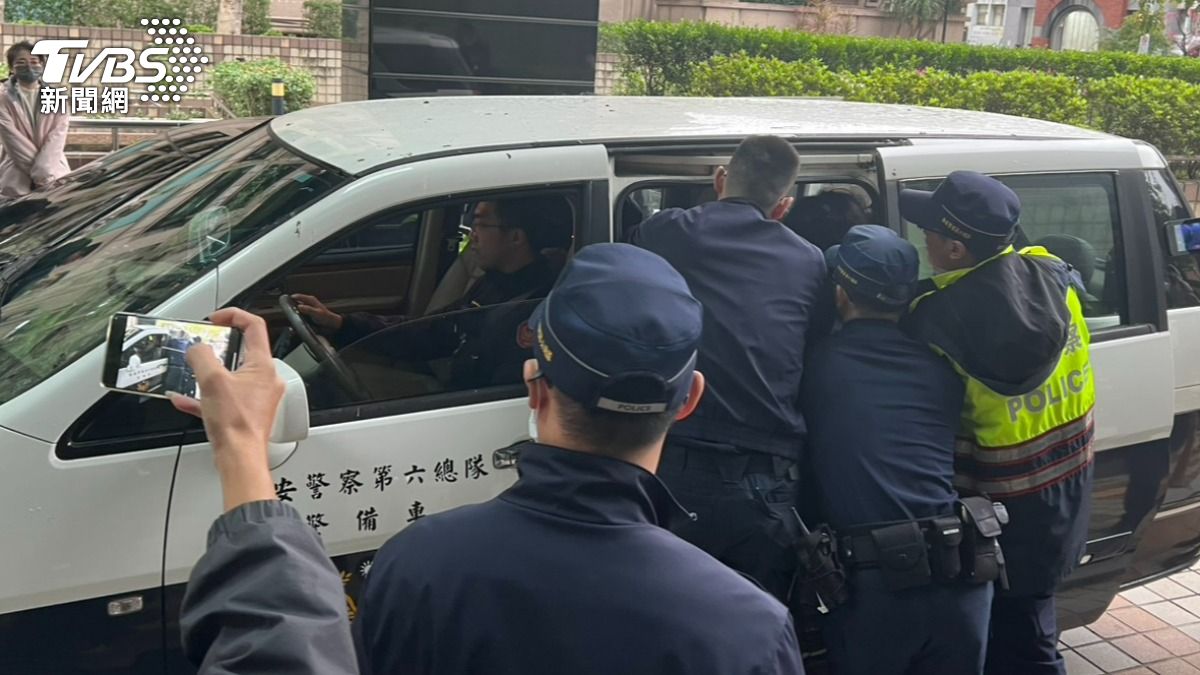 男子疑酒醉闖立法院被制伏。(圖/讀者提供)