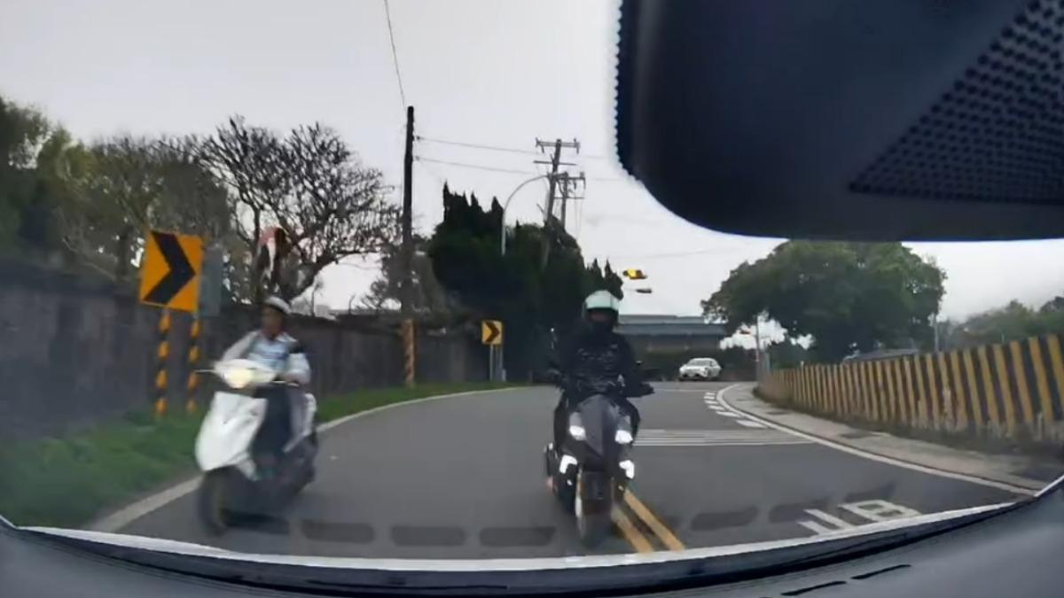 新北小轎車失控逆向撞翻機車騎士 駕駛驚吐:蜘蛛爬到臉上