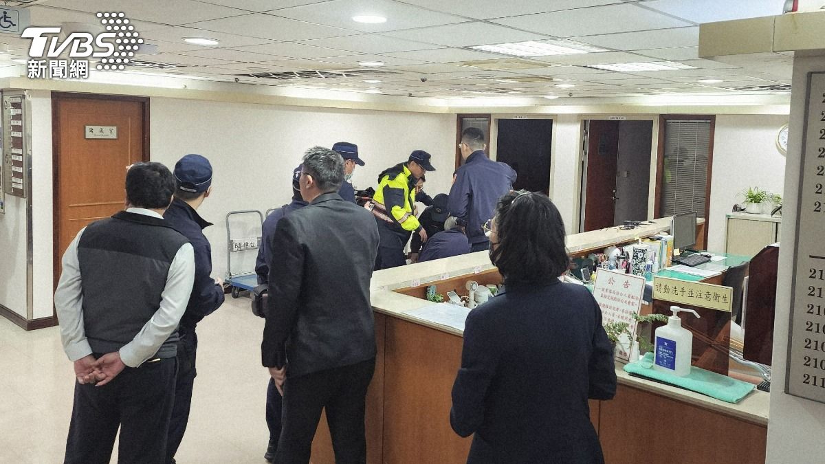 男子疑酒醉闖立法院被制伏。(圖/讀者提供)