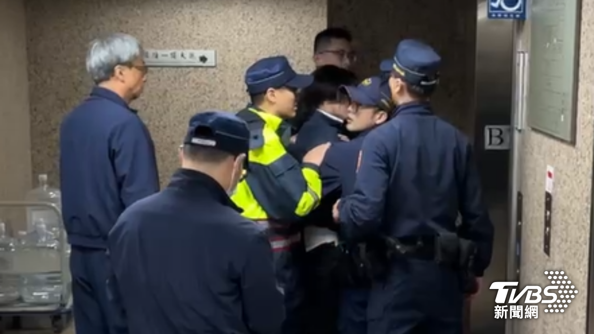 男子疑酒醉闖立法院被制伏。(圖/讀者提供)