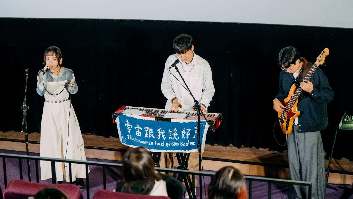 樂團守夜人示範音樂實驗型展演的空間使用方式。（圖／瀚草文創提供）