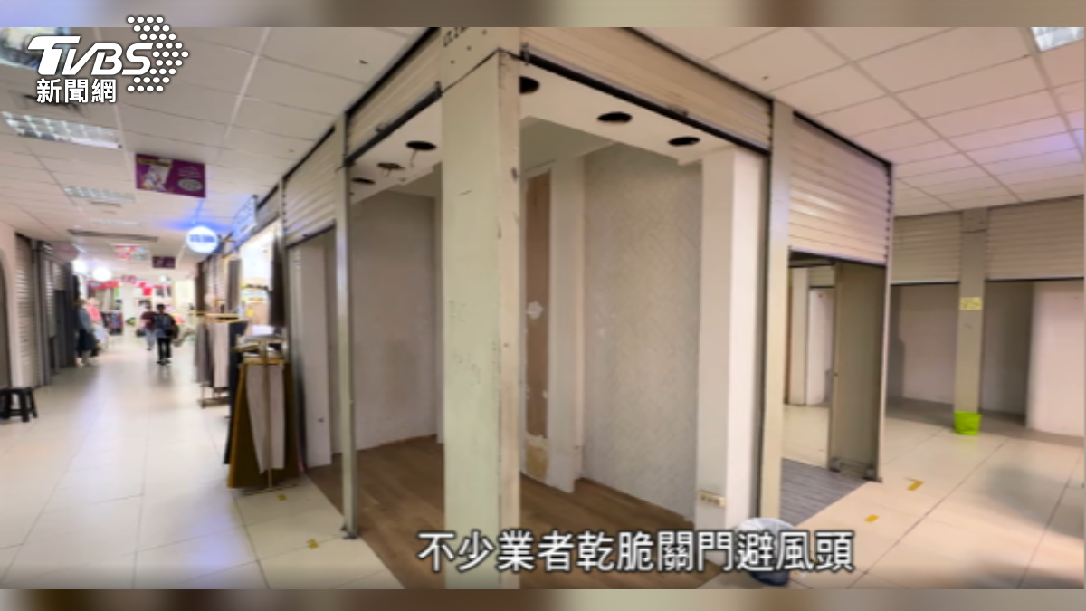 中國成衣走私猖獗,印尼打擊非法進口工作小組,會不定期抽查進口單據,不少業者乾脆關門避風頭。(圖/TVBS)