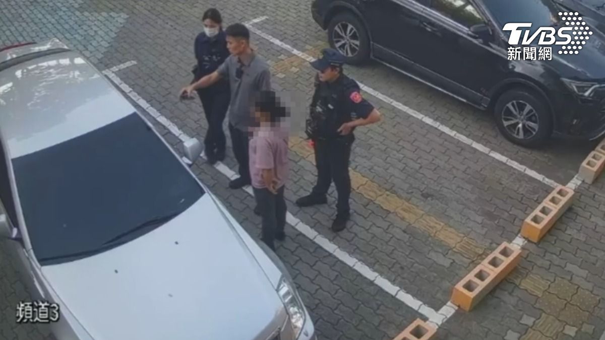 鄭方形趁幼兒園放學期間開車進入，遭到員警驅趕還嗆「人民保姆袒護園方」。（圖／TVBS）