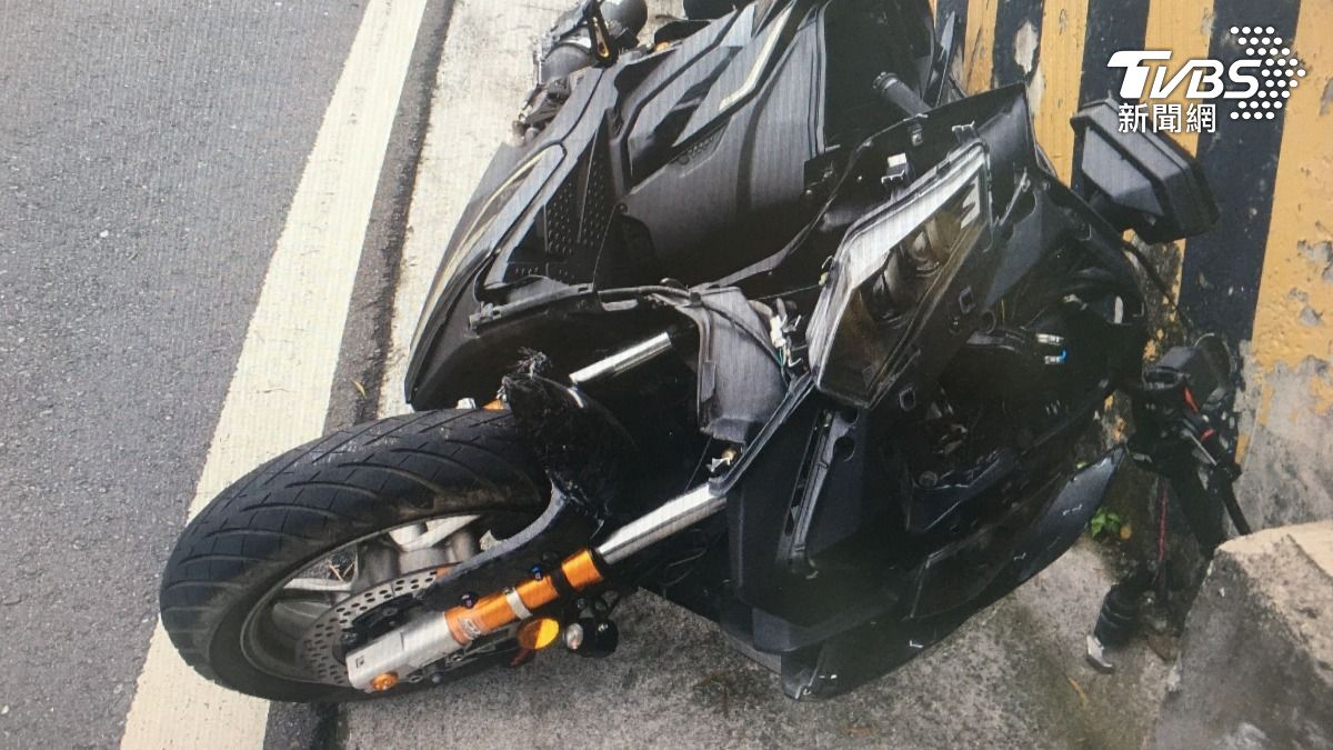 有蜘蛛！駕駛驅趕偏離車道，迎面撞機車，機車車頭全毀。（圖／黃姓機車騎士提供）