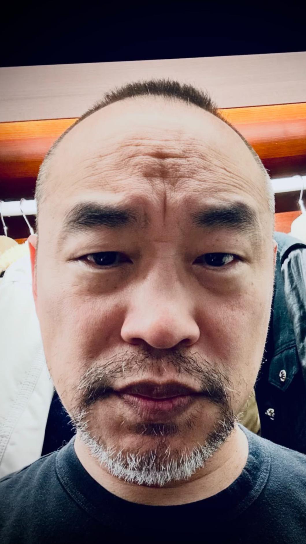 黃立成曬自拍照笑說自己剪頭髮,把省下的錢拿來投資。(圖/翻攝自Threads)