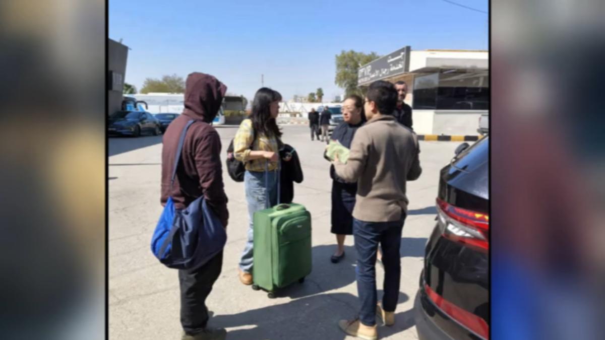 外交部協助2名滯留以色列的國人,搭乘專車經陸路平安抵達約旦。(圖/外交部)