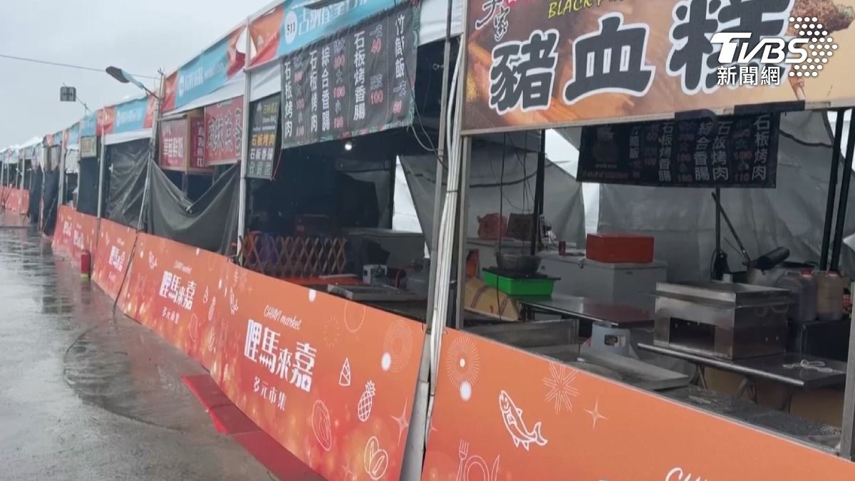 嘉義縣台灣燈會於元宵節正式點燈,然而當天一早現場陰雨綿綿,讓攤商陷入兩難困境。(圖/TVBS)