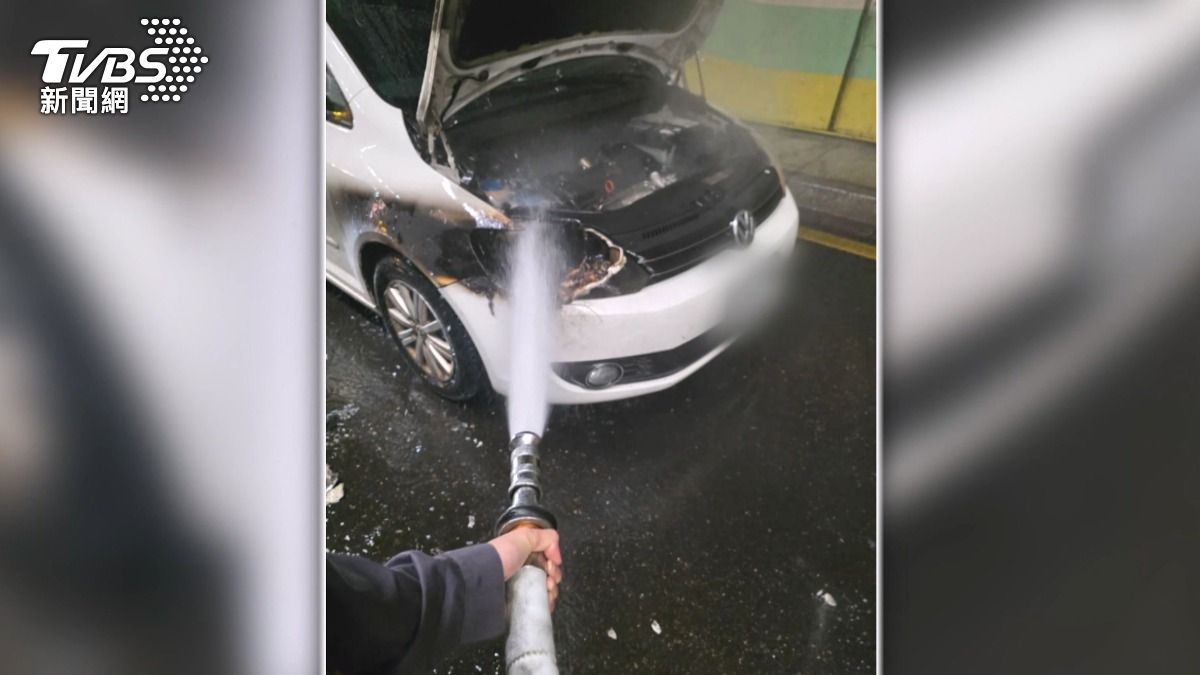 林先生見狀直接將車開到對方車前,逼停對方立即拉水線成功將火勢撲滅。(圖/民眾提供)