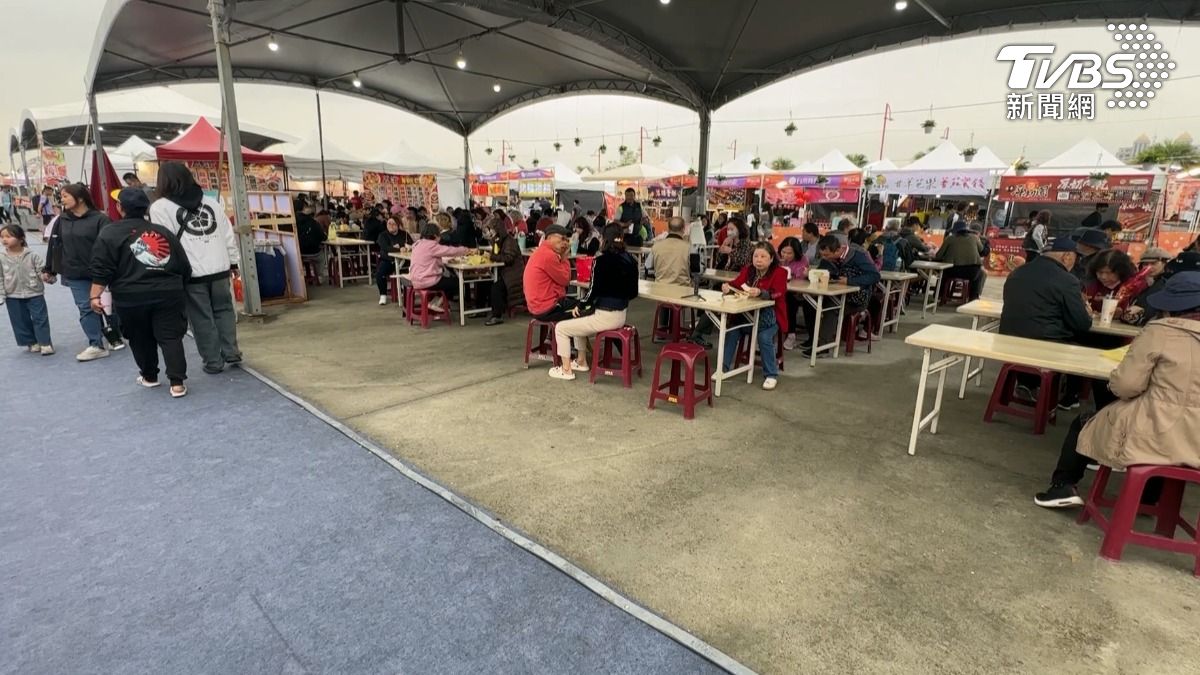 這次台灣燈會的美食區分為傳統及特色美食兩個區塊,共約五百多攤。(圖/TVBS)
