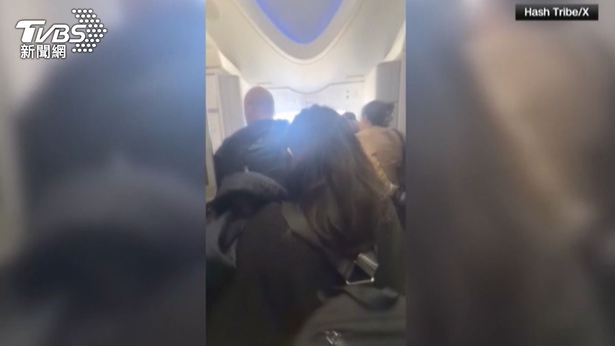 空服員迅速開啟緊急逃生滑梯,引導乘客依序疏散。