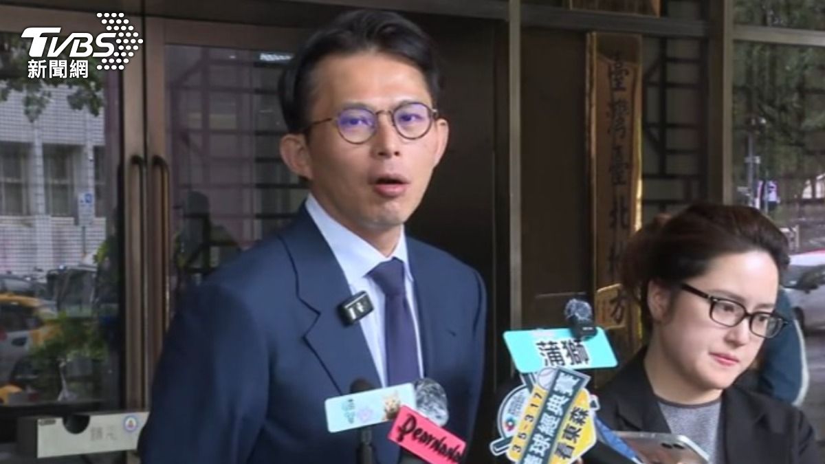 黃國昌因質詢秀出偵訊示範帶涉偽造文書遭約談,歷經2個多小時訊後請回。(圖/TVBS)