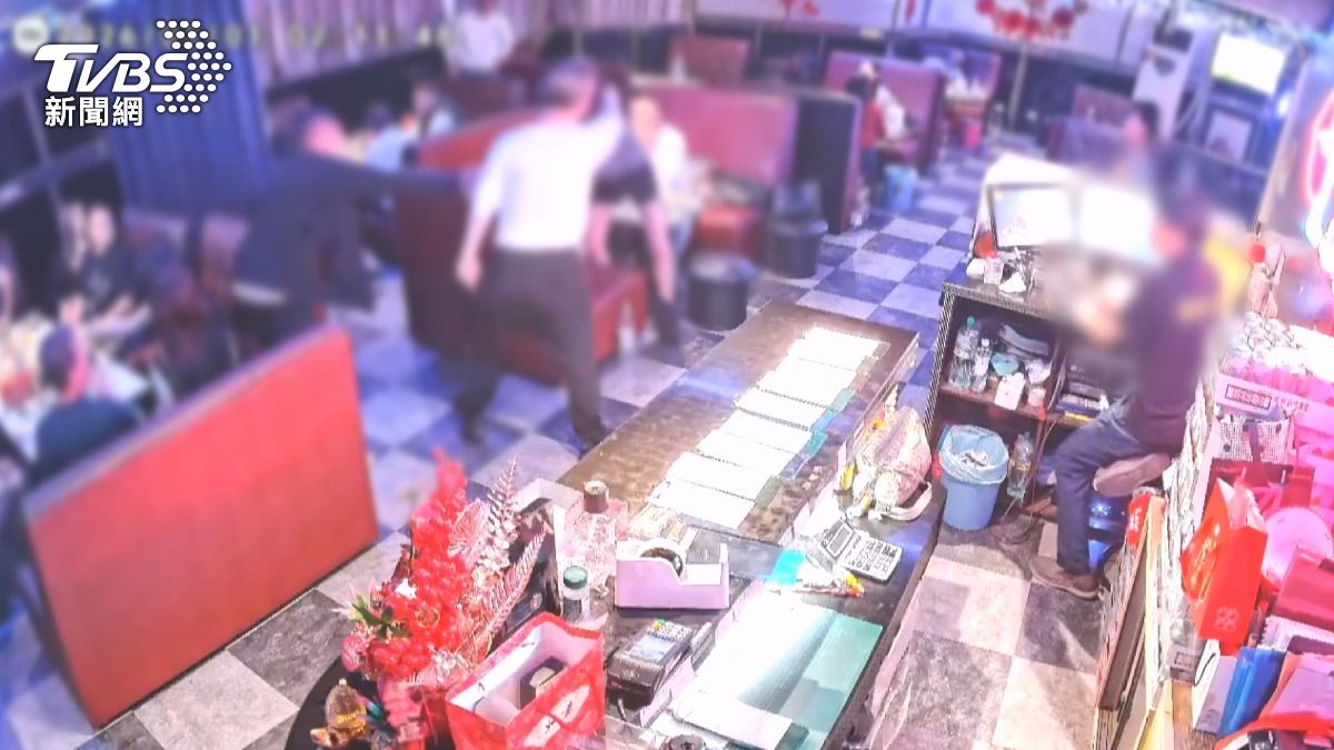 白衣男子認為對方態度高傲，當場暴怒開始挑釁。(圖／民眾提供)