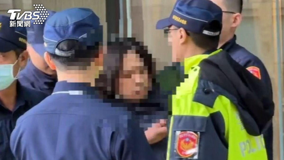 儲姓男子自稱是律師，遭壓制時狂嗆員警沒讀書不懂法律。（圖／TVBS）