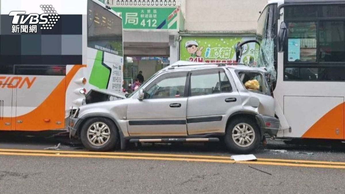 公車駕駛恍神釀禍！休旅車「遭三明治夾擊」前後凹陷　2人受傷送醫。(圖／TVBS)