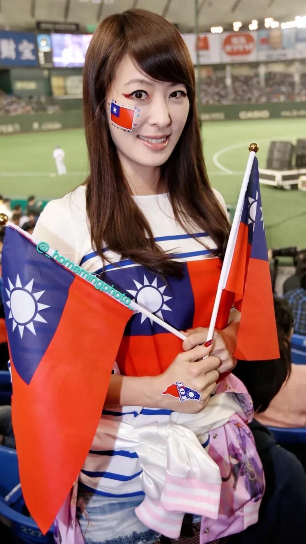賈永婕13年前在東京巨蛋應援的照片。(圖/翻攝自賈永婕臉書)