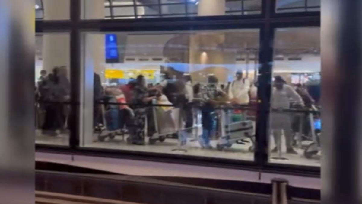 旅客滯留機場。(圖/民眾提供)