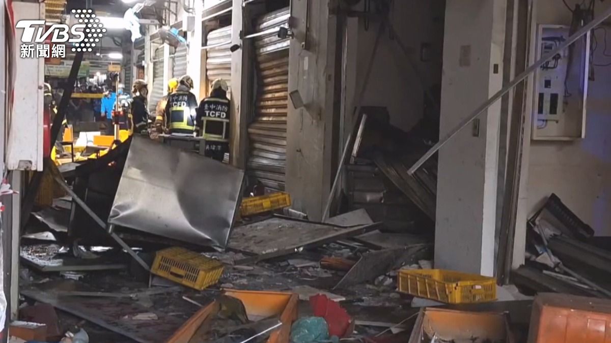 台中建國市場發生氣爆,現場天花板、鐵門遭炸飛。(圖/TVBS)