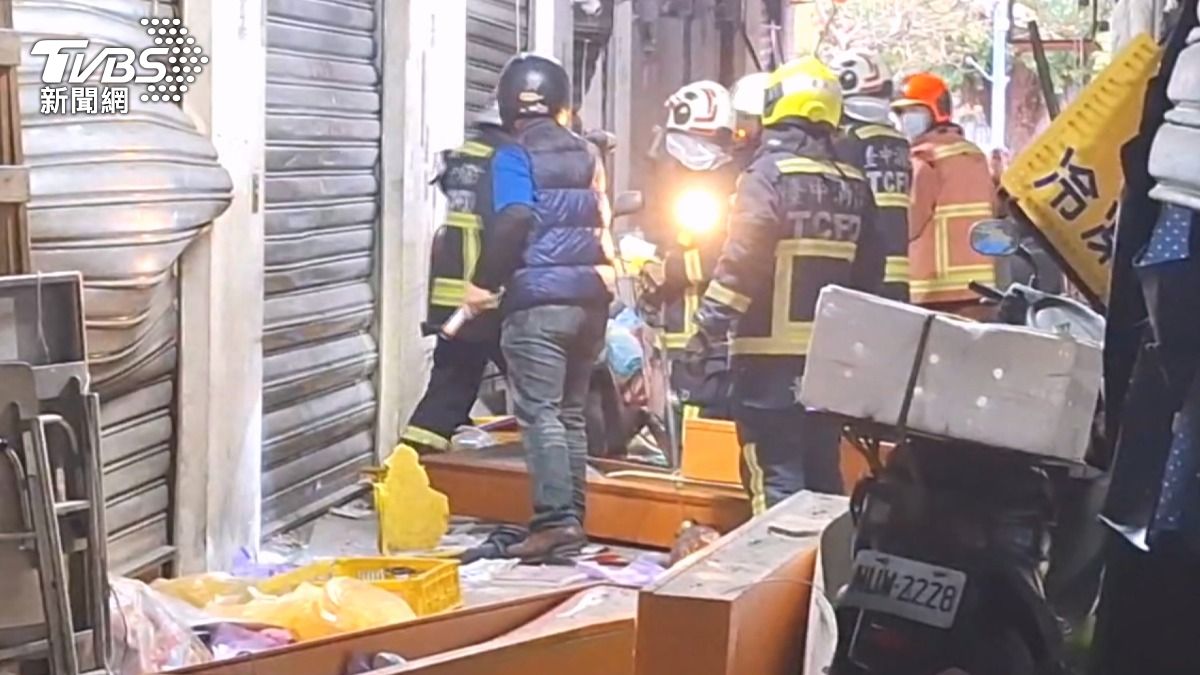 台中建國市場發生氣爆,現場天花板、鐵門遭炸飛。(圖/TVBS)