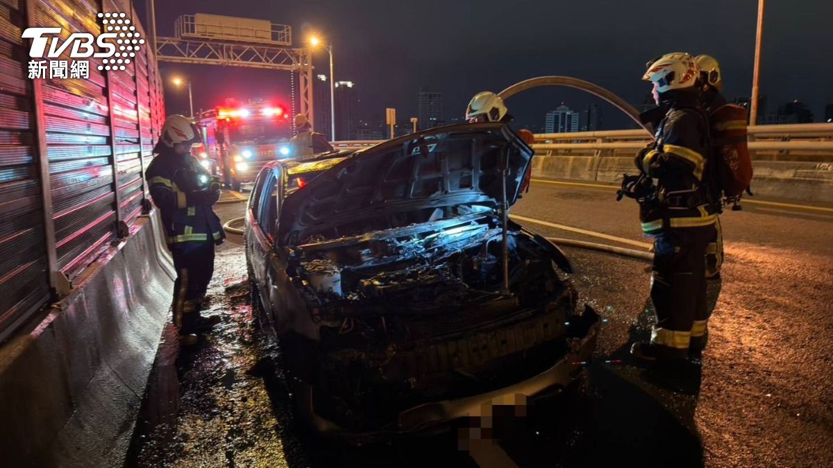 駕駛華男在危急時刻採取「破窗方式」逃出車外，導致手部遭到碎玻璃割傷。（圖／TVBS）