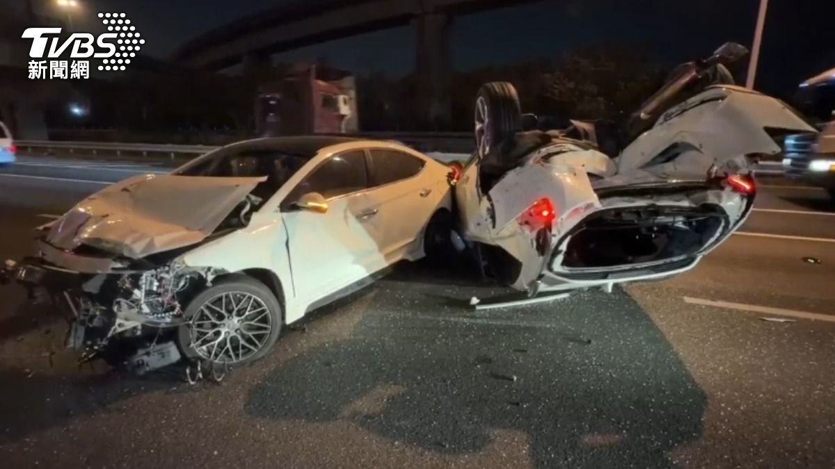 國一鼎金交流道追撞!轎車高速衝撞 女駕駛「烏龜翻」嚇爬車外