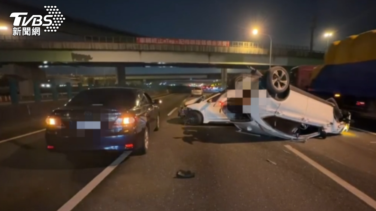 停在一旁的黑色轎車並非車禍車輛,而是剛好故障停下。(圖/TVBS)