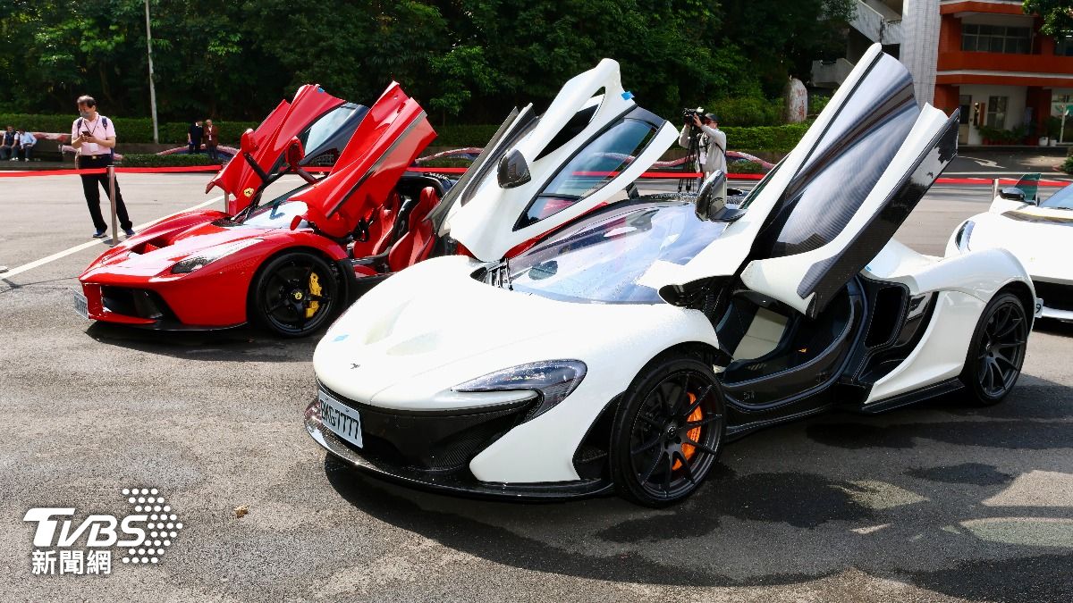 目前在RM Sotheby’s蘇富比賣場上有輛白色LaFerrari，開價370萬歐元起跳。（圖／TVBS）