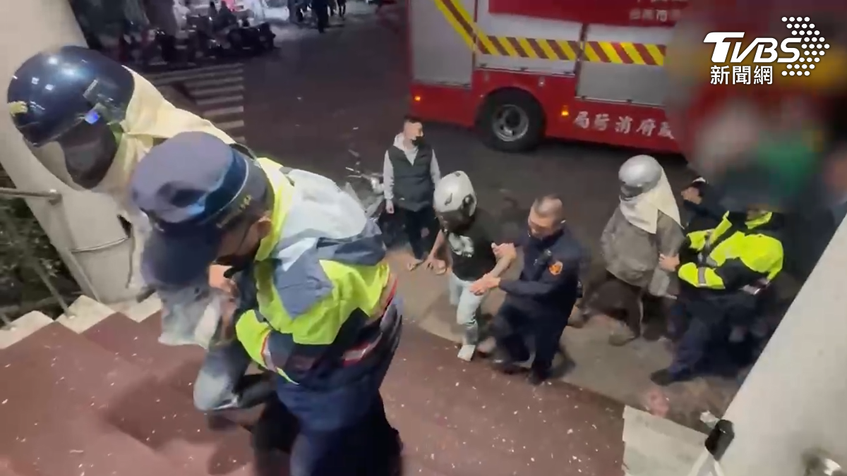 所幸周邊部署大批警力,很快就將滋事民眾壓制並帶回派出所調查。(圖/TVBS)