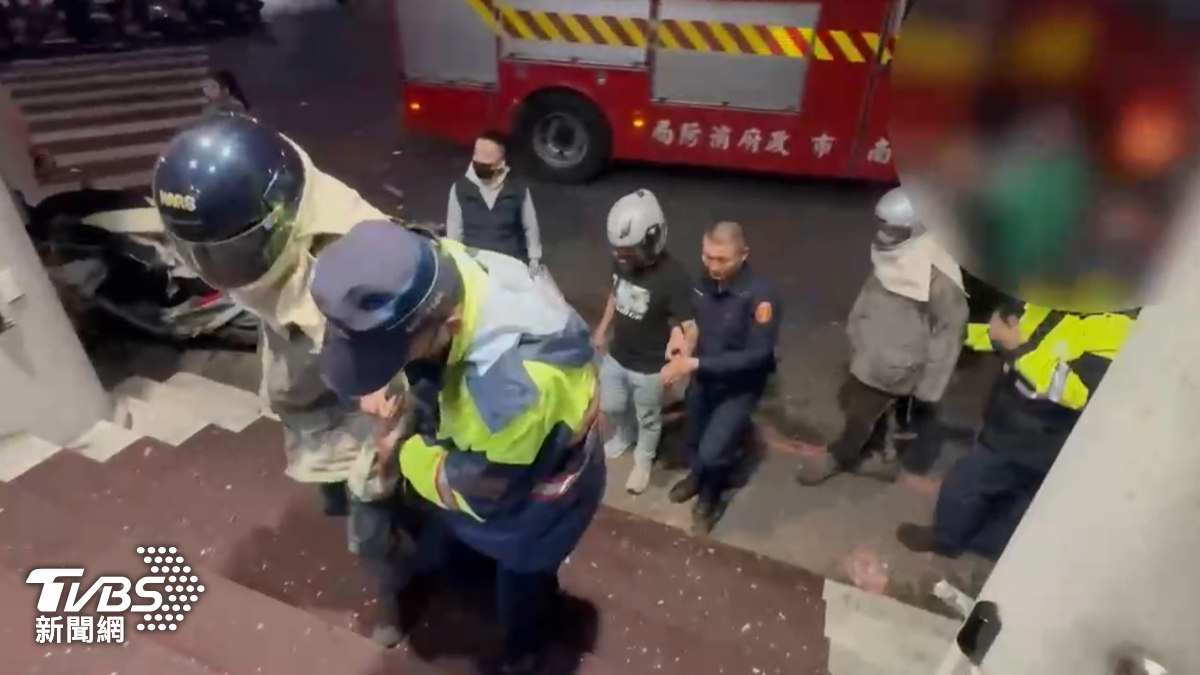 民眾酒後鬧事推擠打架。(圖/TVBS)