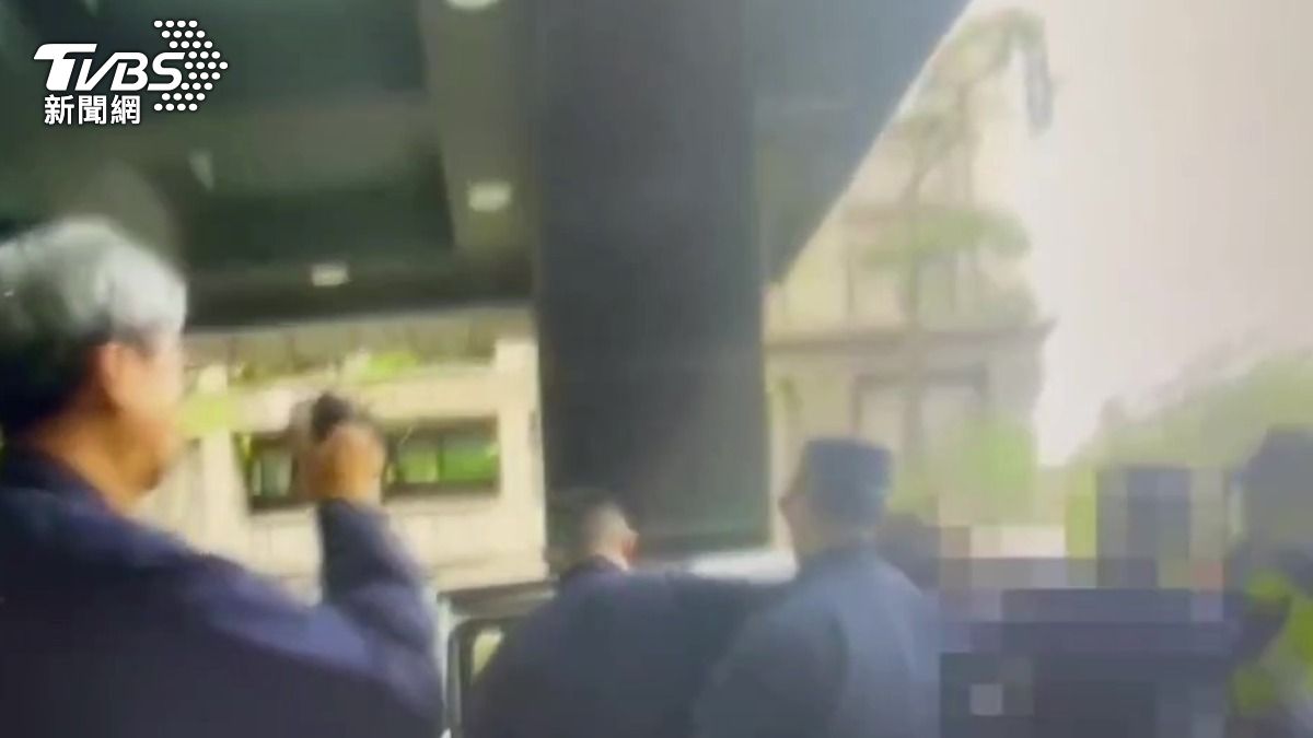 男子被帶回派出所酒醒稱斷片。(圖/TVBS)