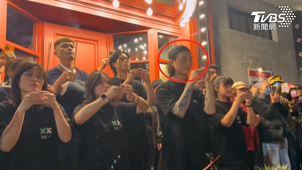 張惠妹的男友Sam於年初在台東市區鐵花村商圈開設酒吧,元宵節當晚特別邀請肉身寒單前來祈福。(圖/TVBS)