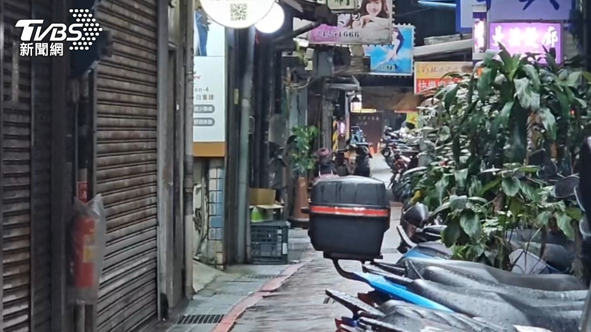 男子倒臥巷弄，疑似吸毒過量。（圖／TVBS）