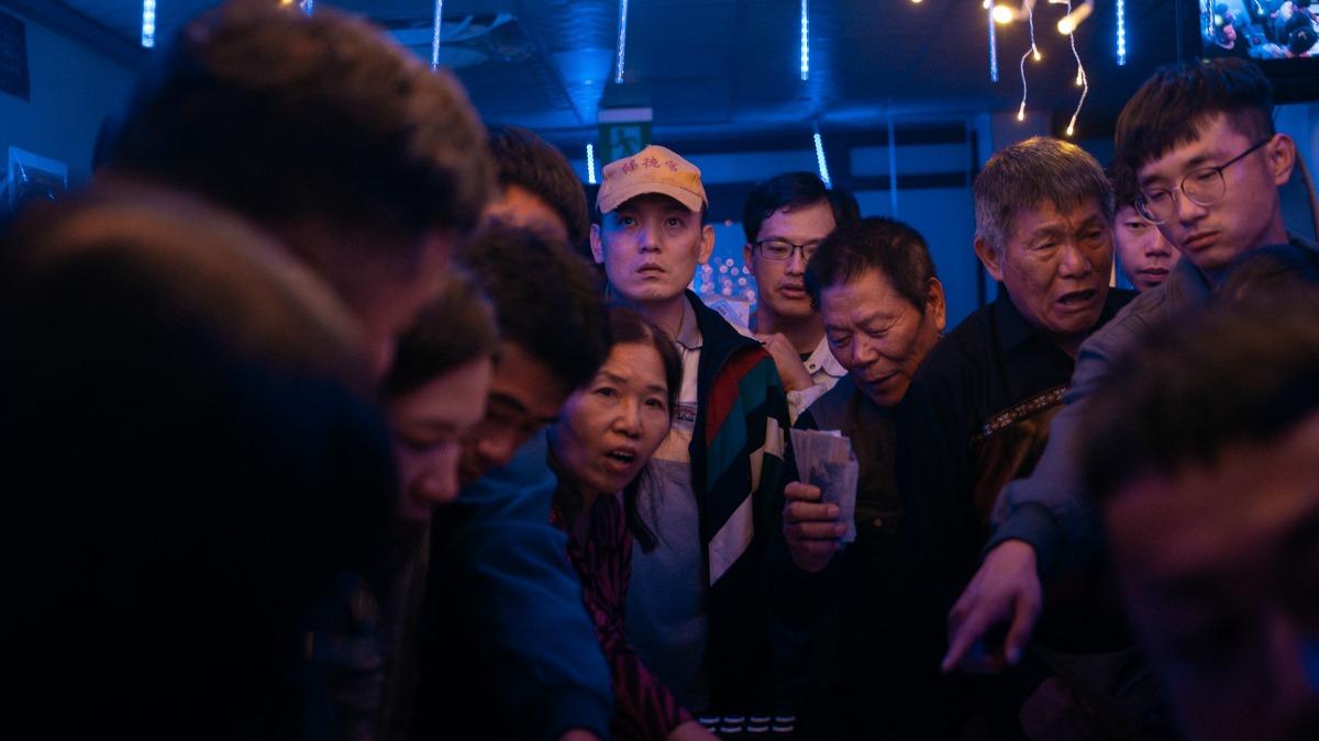 春風發現家鄉竟將人命標價還成為賭局,相當震撼。(圖/英傑哆影業提供)