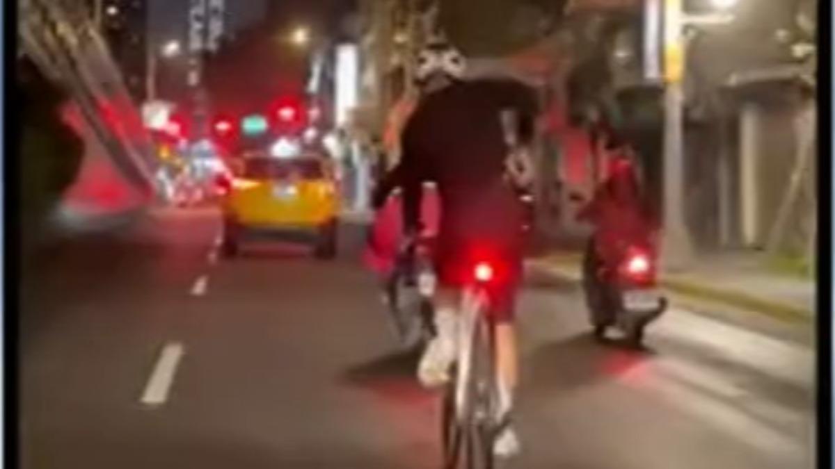 單車男猛追計程車,於基隆路「攔車」爆口角。(圖/WoWtchout - 地圖型行車影像分享平台)
