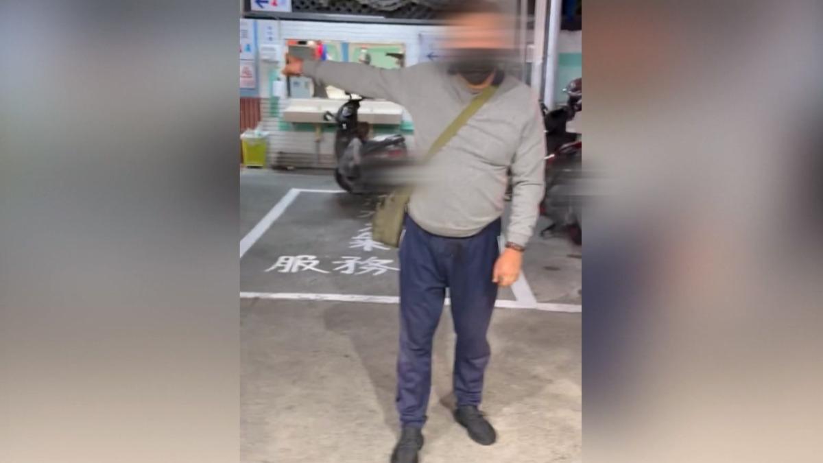 不少網友表示只要與他對到眼，他就會氣沖沖地上前指著對方鼻子罵。（圖／翻攝＿嘉義綠豆大小事）