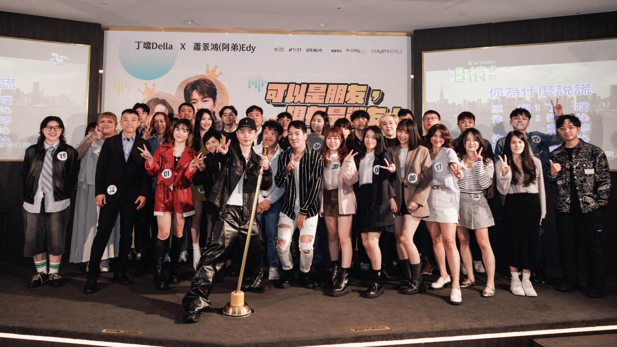 蕭秉治和參賽者們大合照,更提點選歌以及唱歌技巧。(圖/相信音樂提供)