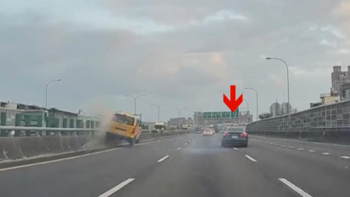 一輛棕色小客車突然偏移,與外側車道車輛擦撞後,雙方各自失控撞上護欄。(圖/翻攝Threads_mengchi__77)