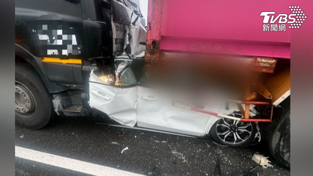 國道一號3日上午發生曳引車追撞事故,造成一名小客車駕駛被夾擊身亡。(圖/TVBS)