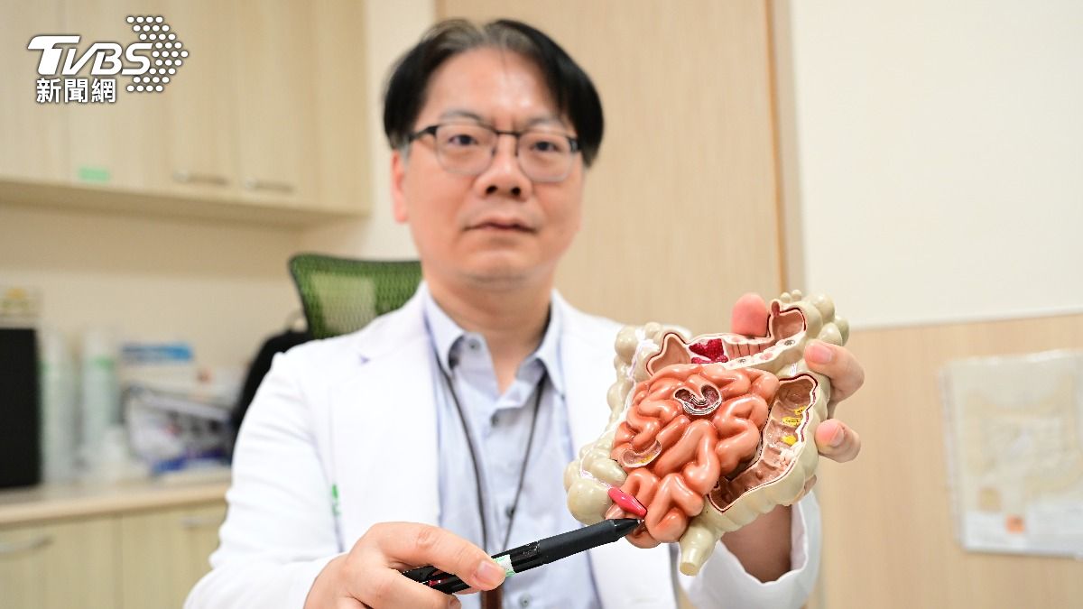 亞洲大學附屬醫院大腸直腸外科主治醫師傅軍毓說明。(圖/TVBS)