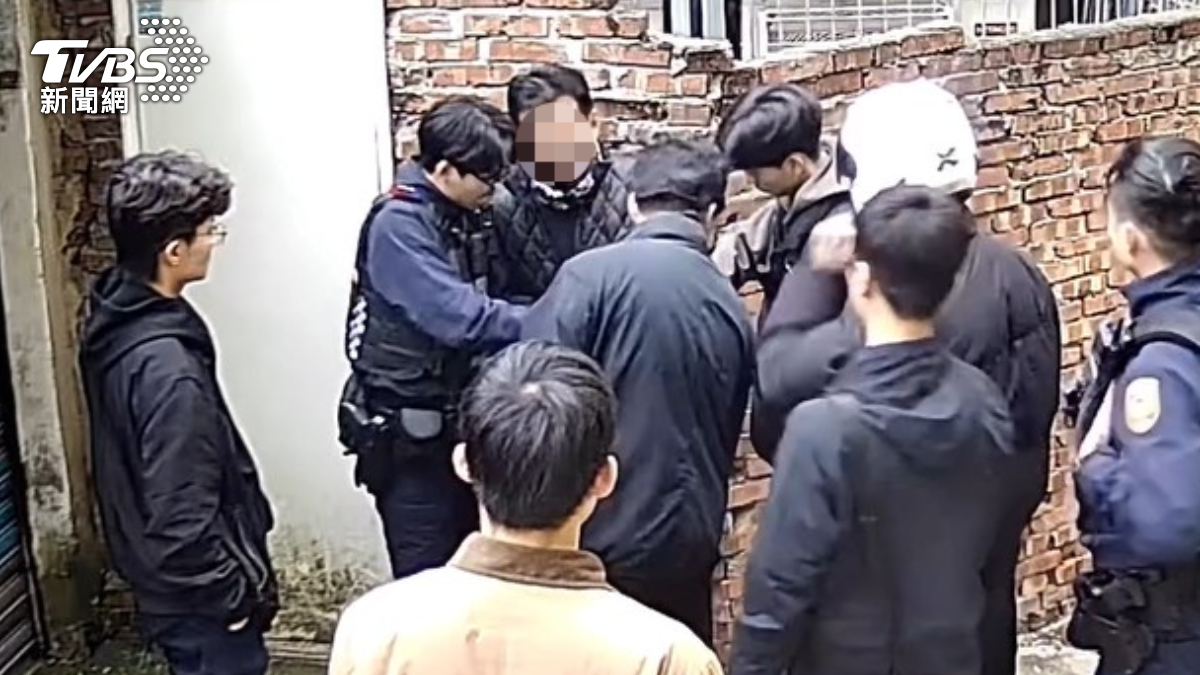 車手被埋伏警力包圍,上銬時崩潰大哭。(圖/TVBS)